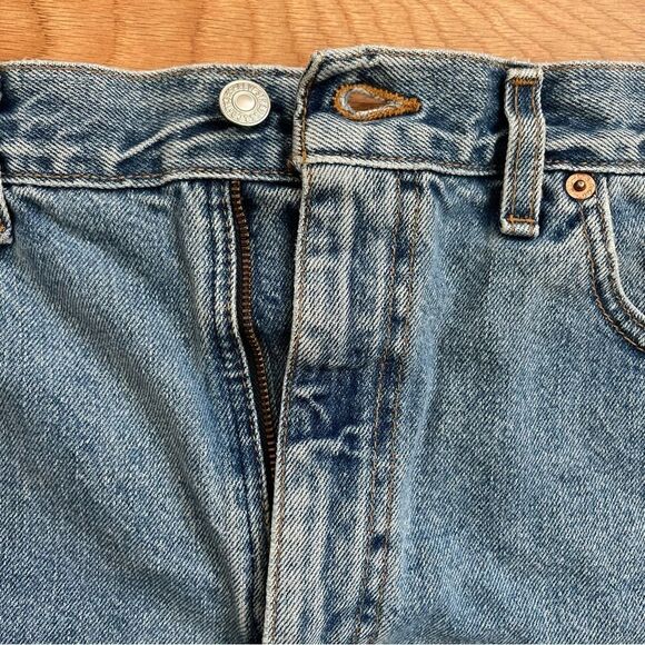 VINTAGE LEVI’S 505 Cut Off Medium Wash High Waisted Shorts Sz 36 Made in USA - Picture 3 of 7
